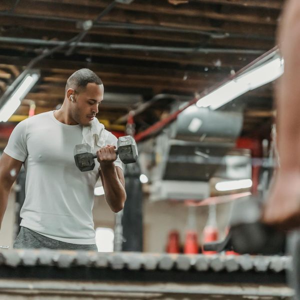 Focused man preparing for a heavy lift in a minimalist gym setting.